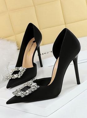 不累脚侧空高跟鞋女百搭绸缎黑色职业工作鞋气质绝美水钻细跟单鞋