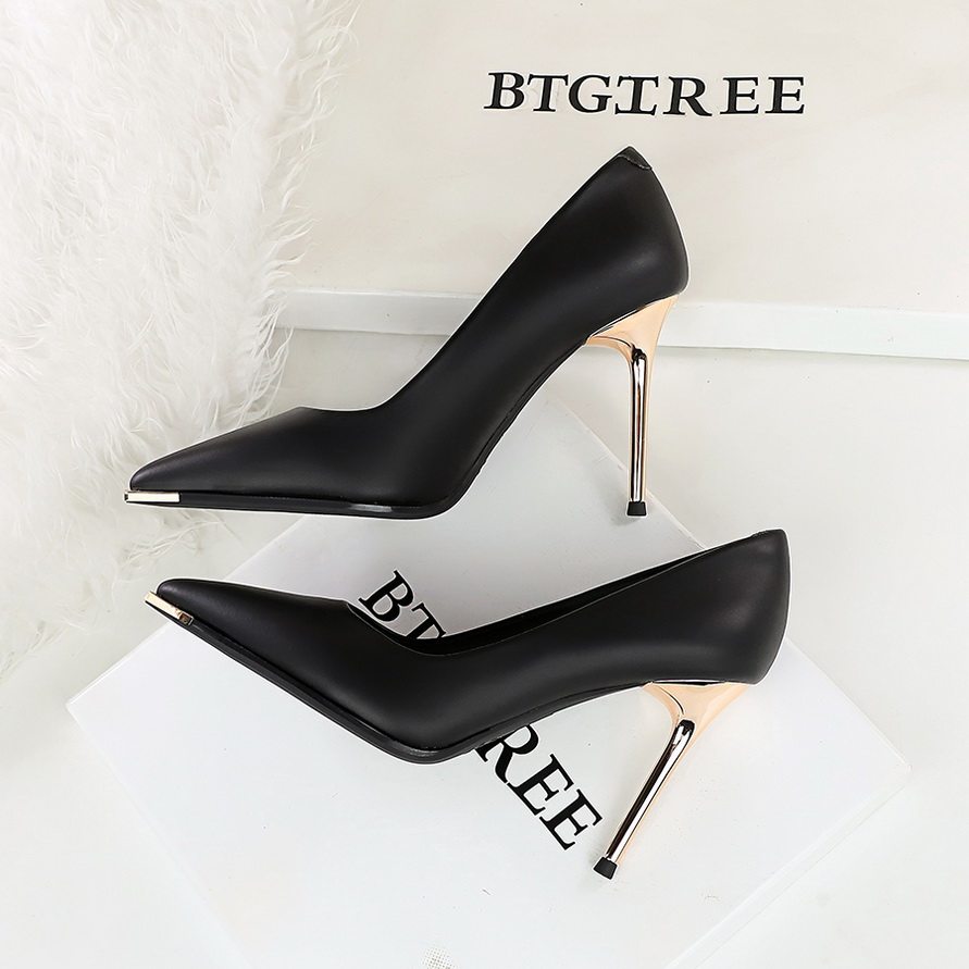 黑色性感尖头不累脚金属高跟鞋女细跟2026春季新款气质职业工作鞋