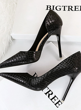 2024春季新款黑色尖头蛇纹侧空高跟鞋女细跟气质性感床上名媛单鞋