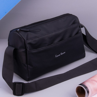 斜挎包男款防水单肩包男士旅行小背包大容量多隔层轻便通勤包简约