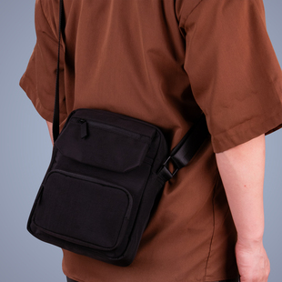 新款单肩包男斜挎包男士背包竖款大容量休闲包户外通勤包男款潮流