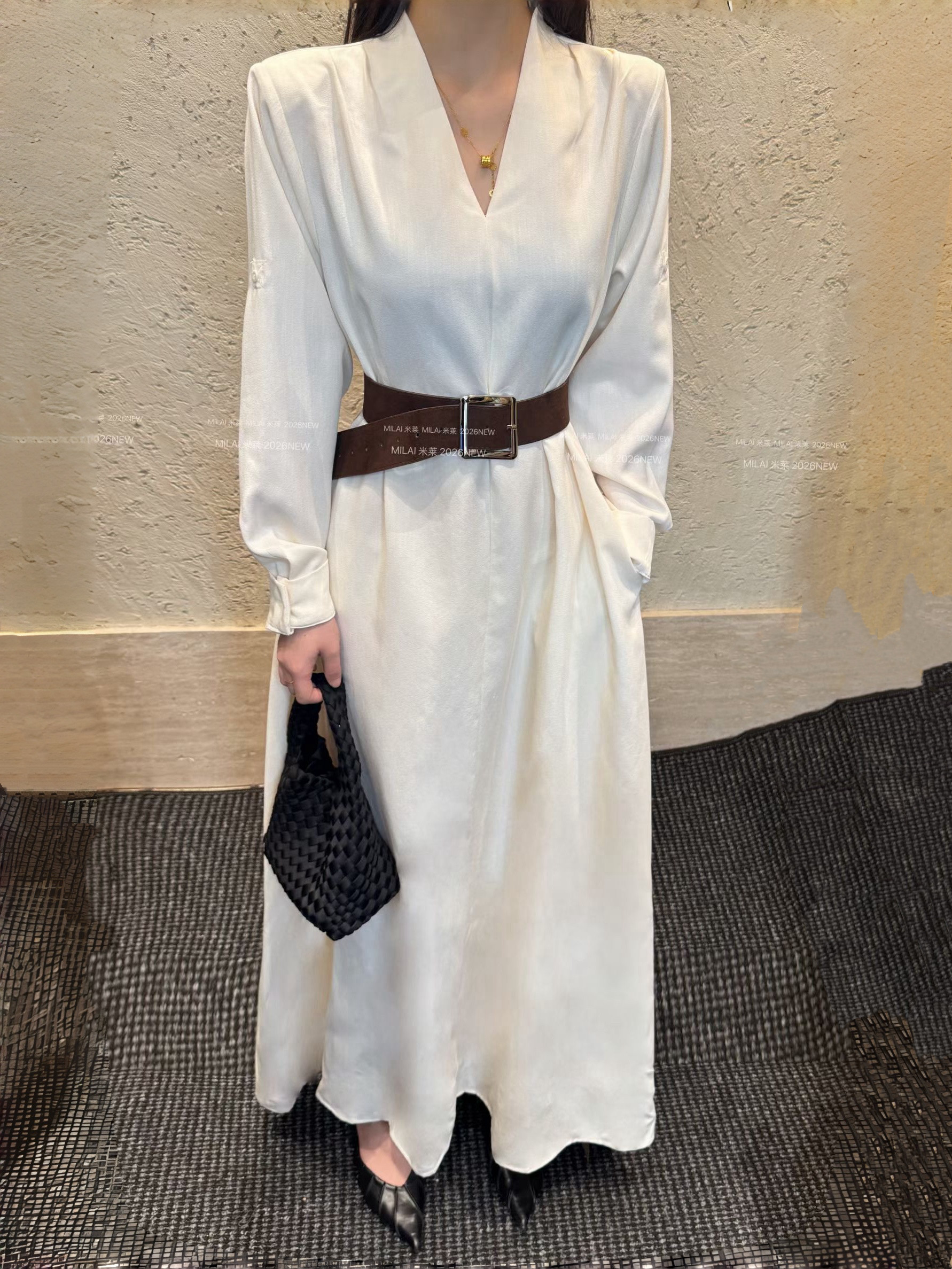 十三行米莱正版2026春秋气质富贵V领宽松系系腰带显瘦大摆连衣裙