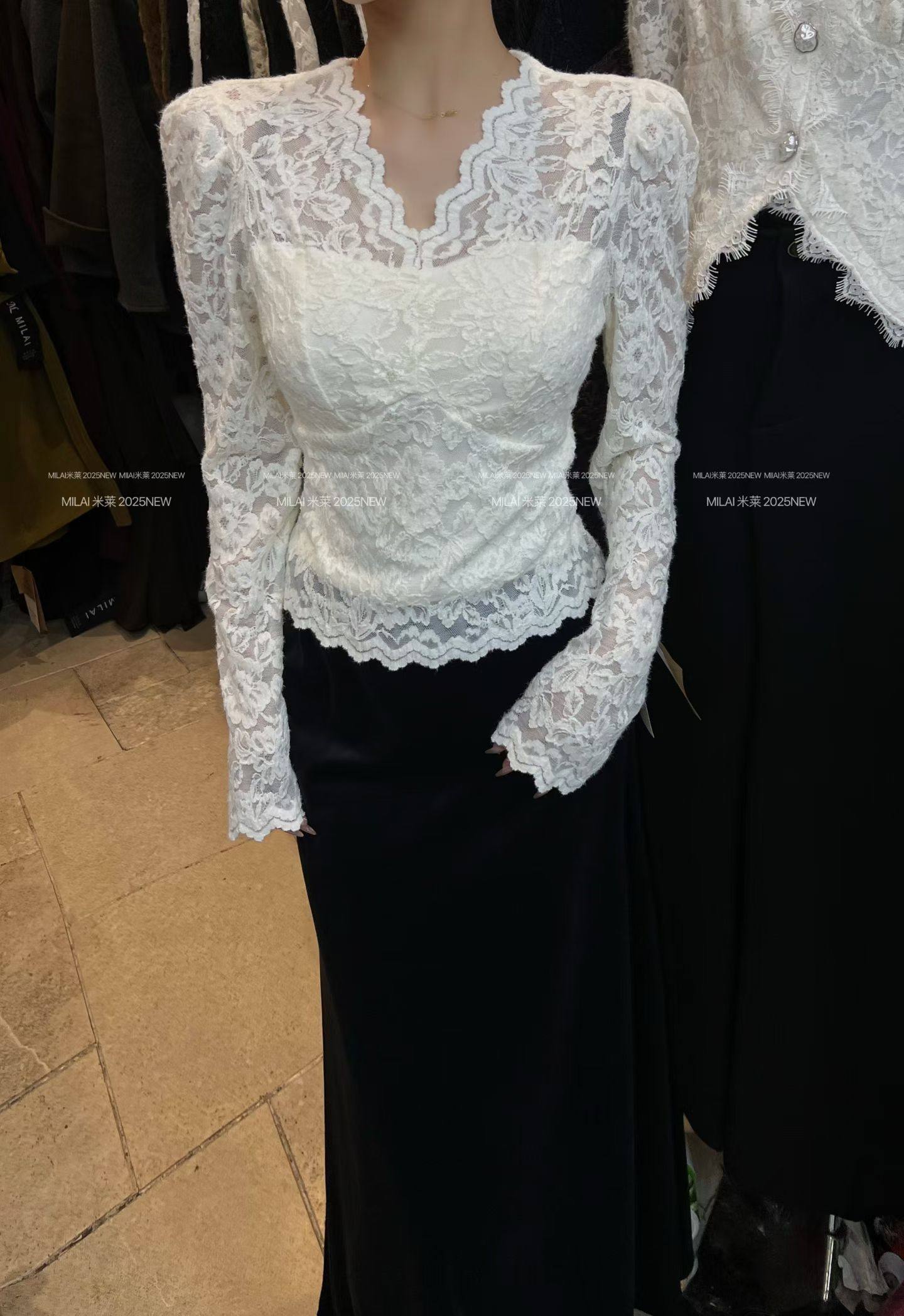 十三行米莱正版2025秋冬洋气百搭V领胸垫加厚水溶蕾丝打底上衣女,女装/女士精品,蕾丝衫/雪纺衫,淘宝优惠券,粉丝福利购,淘宝优惠卷