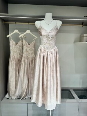 十三行2026春夏韩系气质大女主重工拼接蕾丝提花吊带大摆连衣长裙