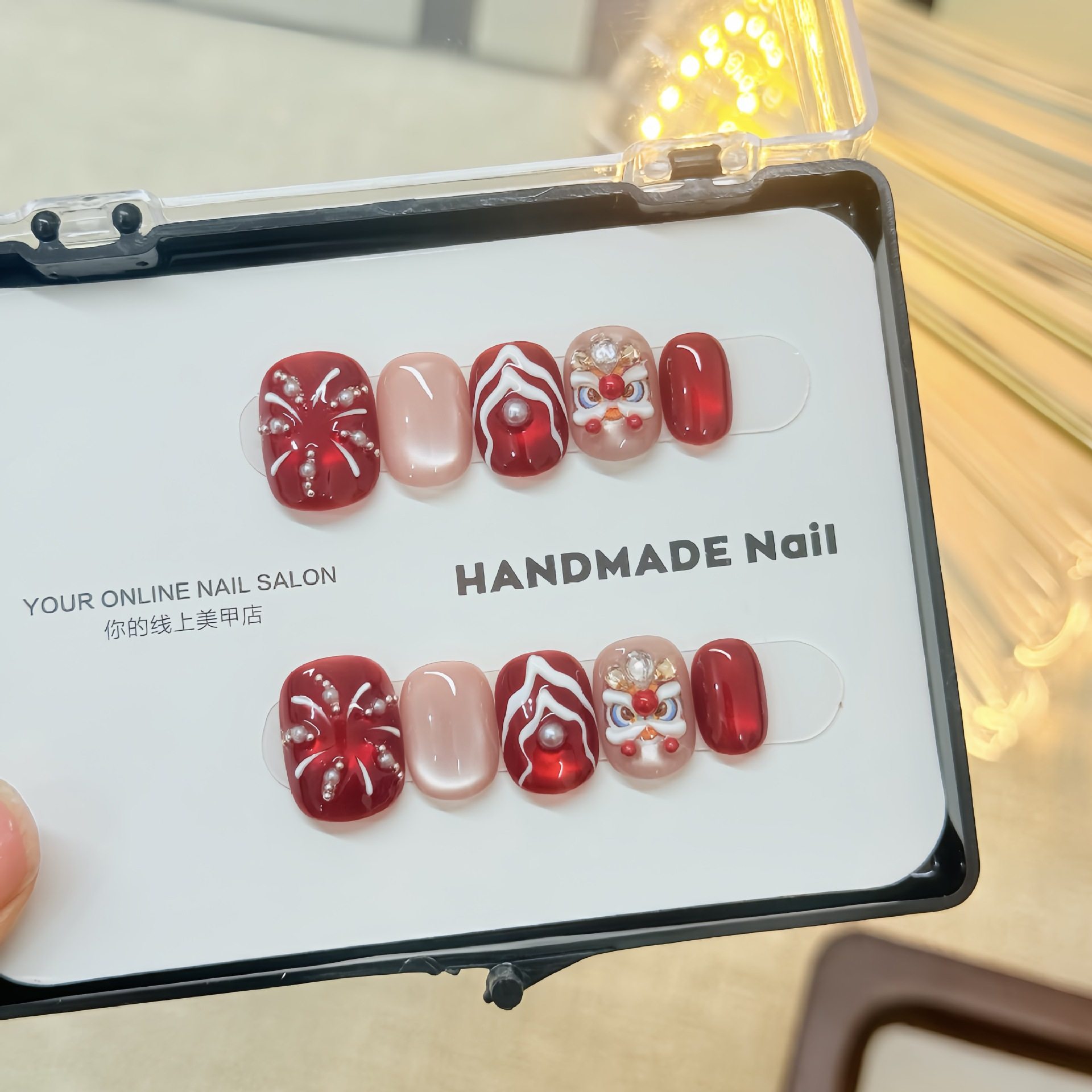春节纯手工醒狮穿戴甲红色珍珠烟花图案美甲贴片新年款高级感短款,彩妆/香水/美妆工具,穿戴甲/甲片,淘宝优惠券,粉丝福利购,淘宝优惠卷