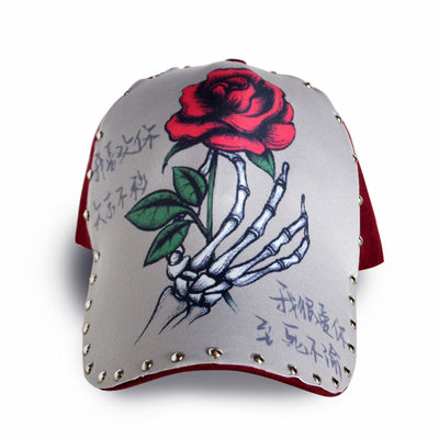 女歌手时尚玫瑰爱情插画鸭舌帽个性潮帽子铆钉印花手骨图案棒球帽