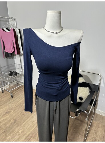 太爱这个feel 露肩长袖T恤单肩褶皱打底衫斜肩上衣秋季