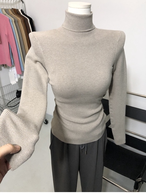 高领套头大地色系针织衫