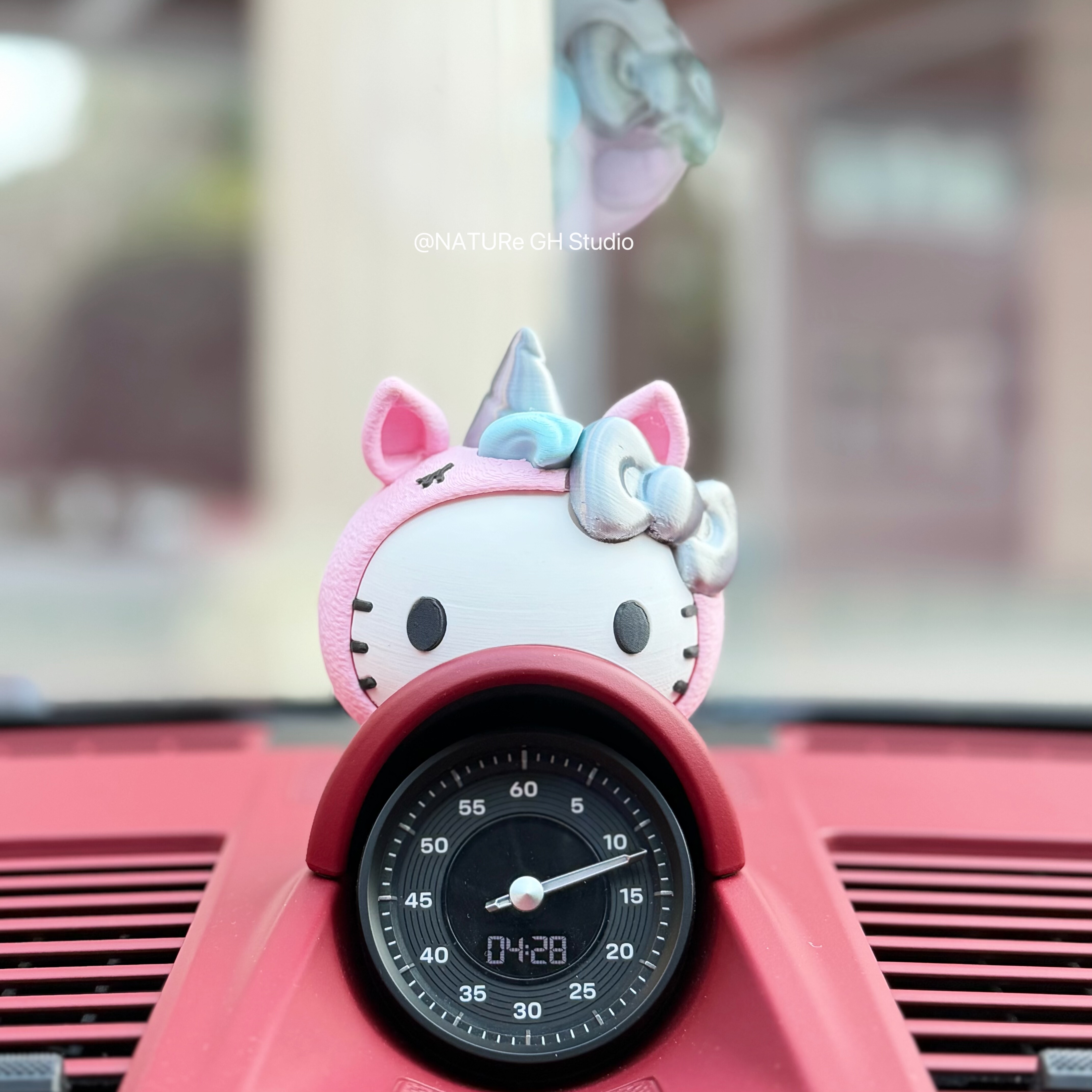 马年独角兽kitty保时捷帕拉梅拉罗盘问界帽子装饰汽车摆件卡宴911