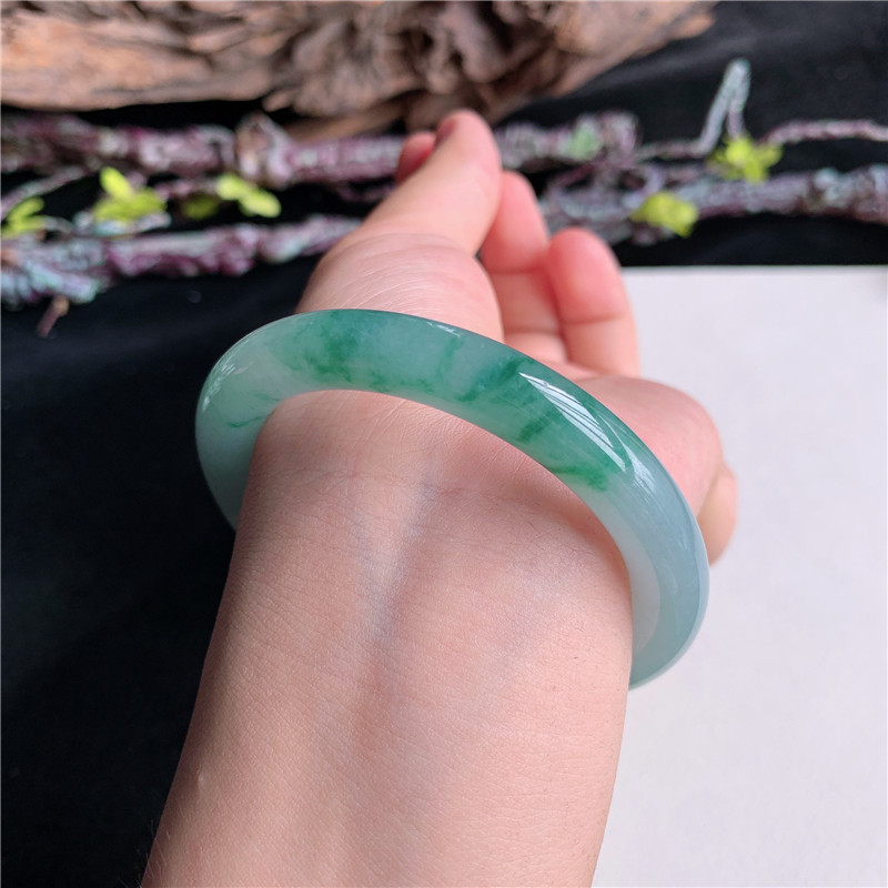 7月新品 鸿玉翡翠53圈口冰糯种飘绿花圆条玉手镯女款正品23R90714