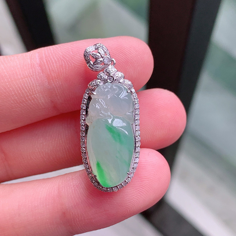 4月新品 鸿玉翡翠18k金镶嵌冰糯种飘绿花灵猴献桃精美吊坠A940416