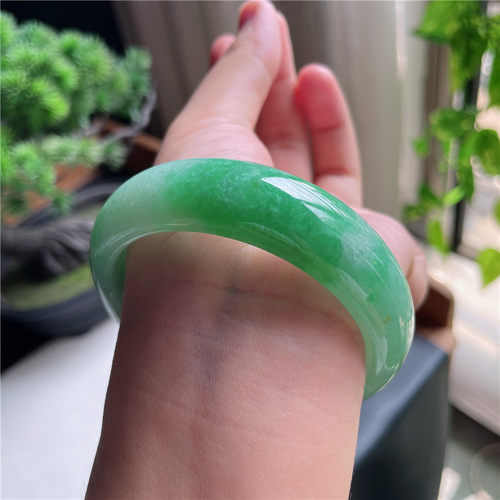 9月新品 鸿玉翡翠56圈口冰种阳绿飘黄翡正圈玉手镯女款30R70919