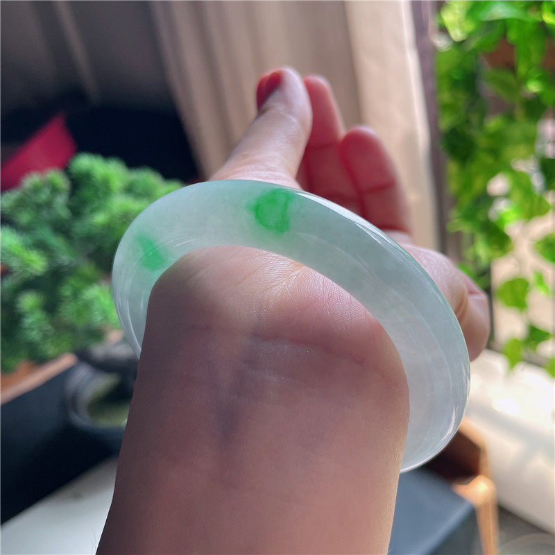 10月新品 鸿玉翡翠54圈口冰糯种飘阳绿圆条玉手镯女款正品4Y41021