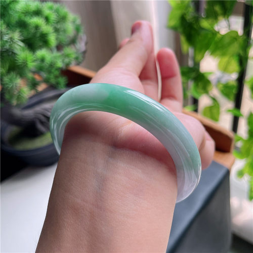 9月新品 鸿玉翡翠54圈口冰糯种飘阳绿正圈玉手镯女款正品8L80908