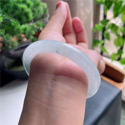 9月新品 鸿玉翡翠55圈口冰种飘淡绿圆条圈玉手镯女款正品16V40915