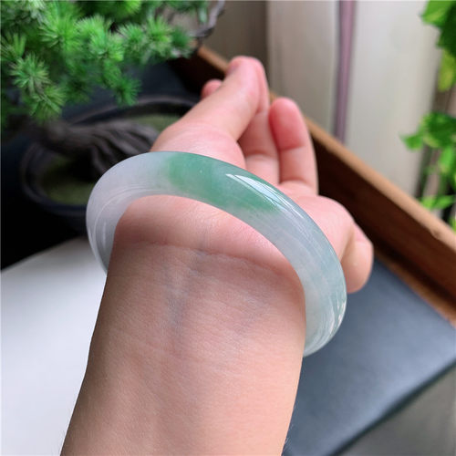 8月新品 鸿玉翡翠53圈口冰糯种飘绿圆条玉手镯女款正品6G60829