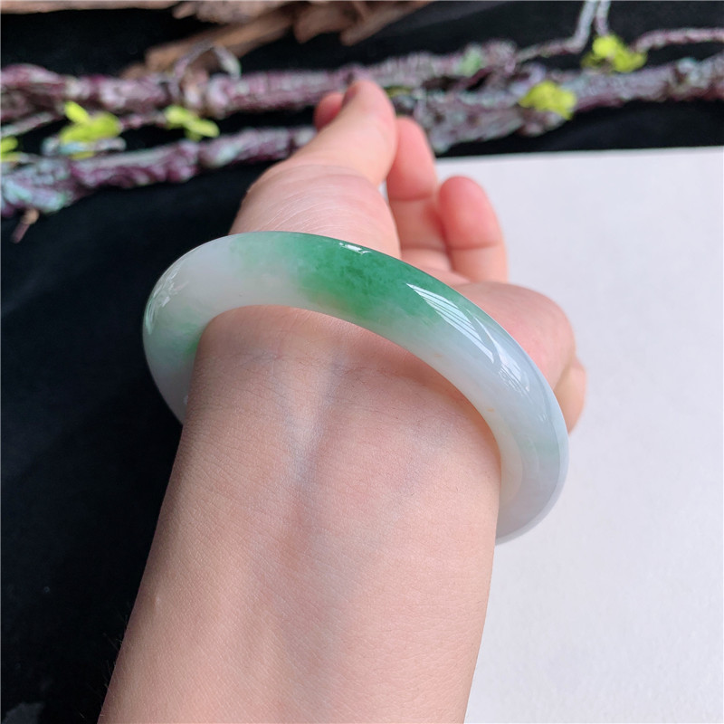 7月新品 鸿玉翡翠54圈口冰糯种飘阳绿圆条玉手镯女款正品5JJ0713