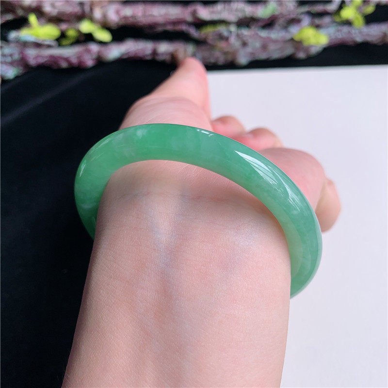 6月新品 鸿玉翡翠53圈口冰糯种满色满绿圆条玉手镯女款19X80530