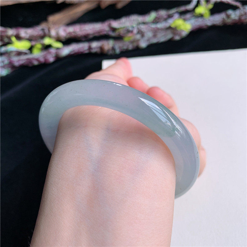 5月新品 鸿玉翡翠54圈口冰种飘绿圆条玉手镯女款正品20V30528