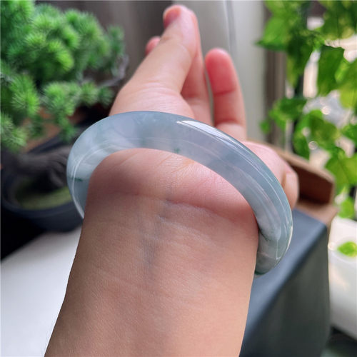9月新品 鸿玉翡翠54圈口冰种飘绿花圆条玉手镯女款正品11W40918