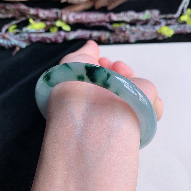 6月新品 鸿玉翡翠54圈口冰糯种飘绿花圆条玉手镯女款正品6G60604