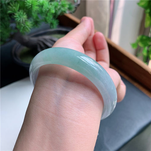 8月新品 鸿玉翡翠57圈口冰糯种飘绿正圈玉手镯女款正品4H60829