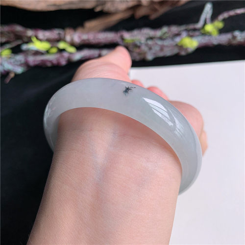 6月新品 鸿玉翡翠57圈口冰糯种带底色乌鸡花正圈玉手镯女17F70616