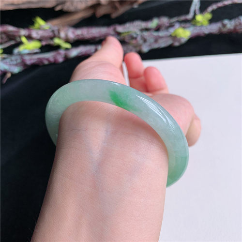 6月新品 鸿玉翡翠54圈口冰糯种飘绿圆条玉手镯女款正品29M50629