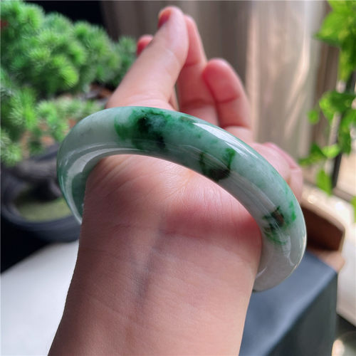 9月新品 鸿玉翡翠57圈口冰糯种飘辣绿花圆条玉手镯女款47JJ0919