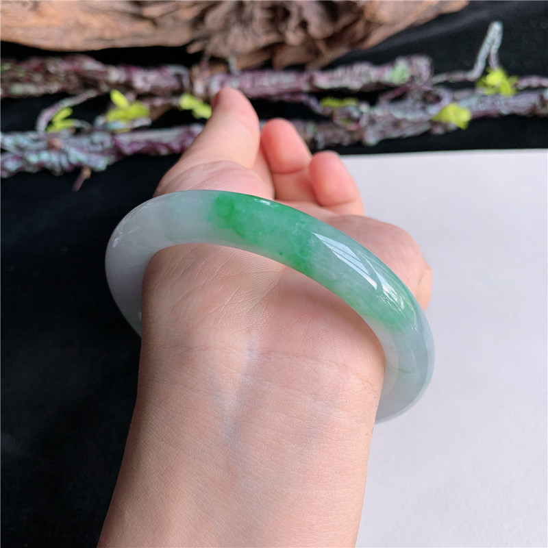 7月新品 鸿玉翡翠60圈口冰糯种飘阳绿圆条玉手镯女款正品4F70711