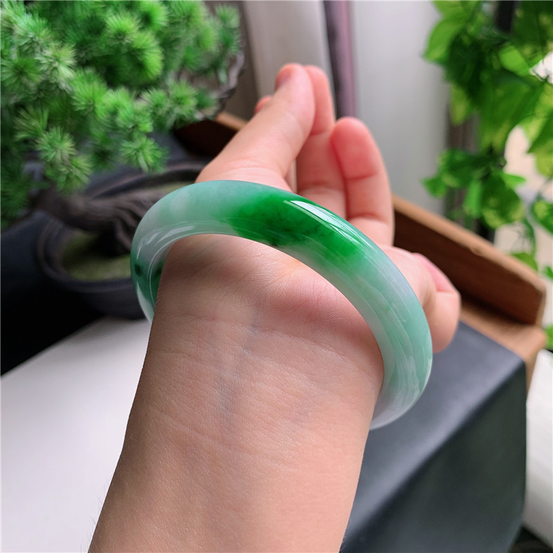 8月新品 鸿玉翡翠60圈口冰糯种飘阳绿花正圈玉手镯女款41JJ0828