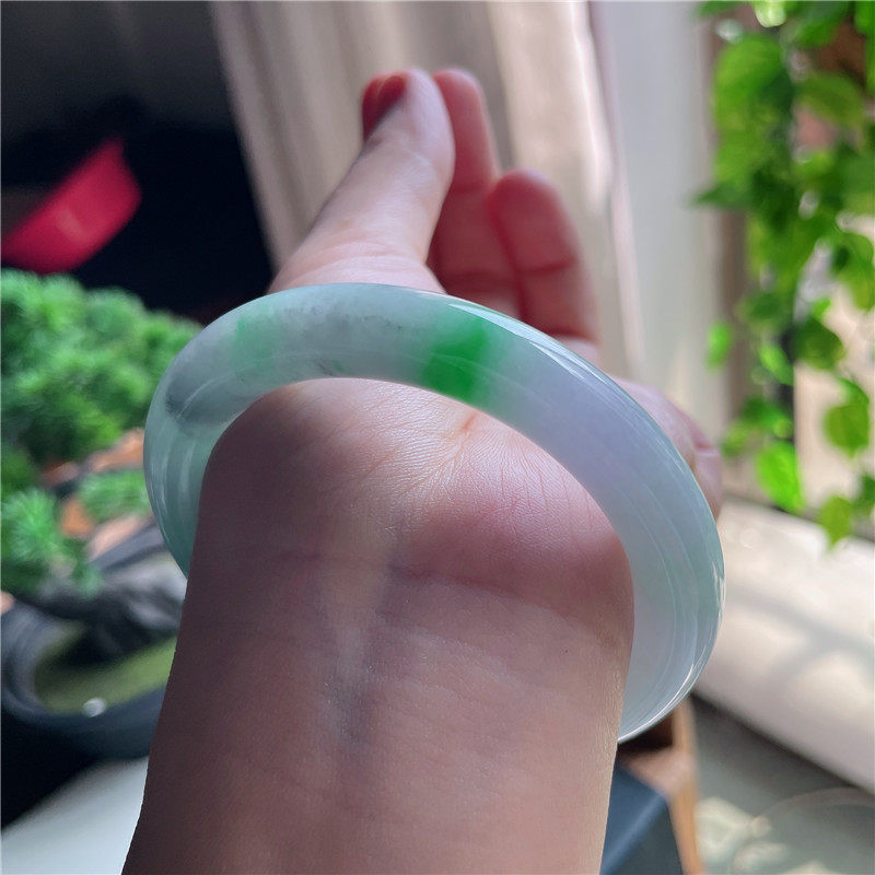 10月新品鸿玉翡翠55圈口冰糯种阳绿飘乌鸡圆条玉手镯女款33L51022