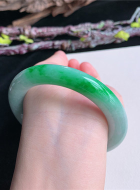 5月新品 鸿玉翡翠57圈口冰糯种飘阳绿圆条玉手镯女款正品24F70515