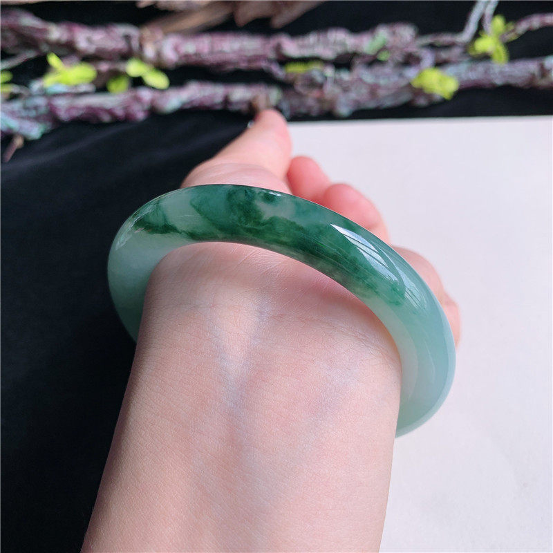 6月新品 鸿玉翡翠55圈口冰糯种飘绿花圆条玉手镯女款正品38L50604