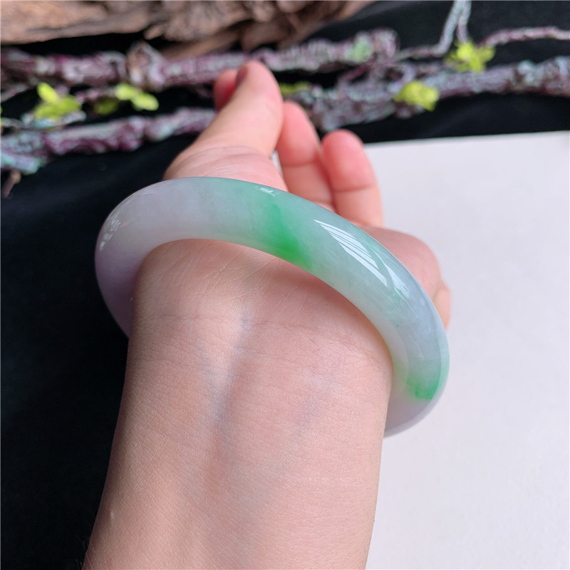 7月新品 鸿玉翡翠57圈口冰糯种紫底飘阳绿圆条玉手镯女款24R90714