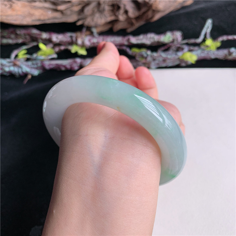 7月新品 鸿玉翡翠56圈口冰糯种飘绿圆条玉手镯女款正品8H30716