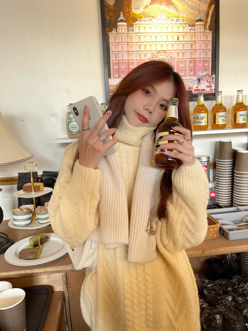 Korean high necked twist Pullover Sweater looks thin and lazy