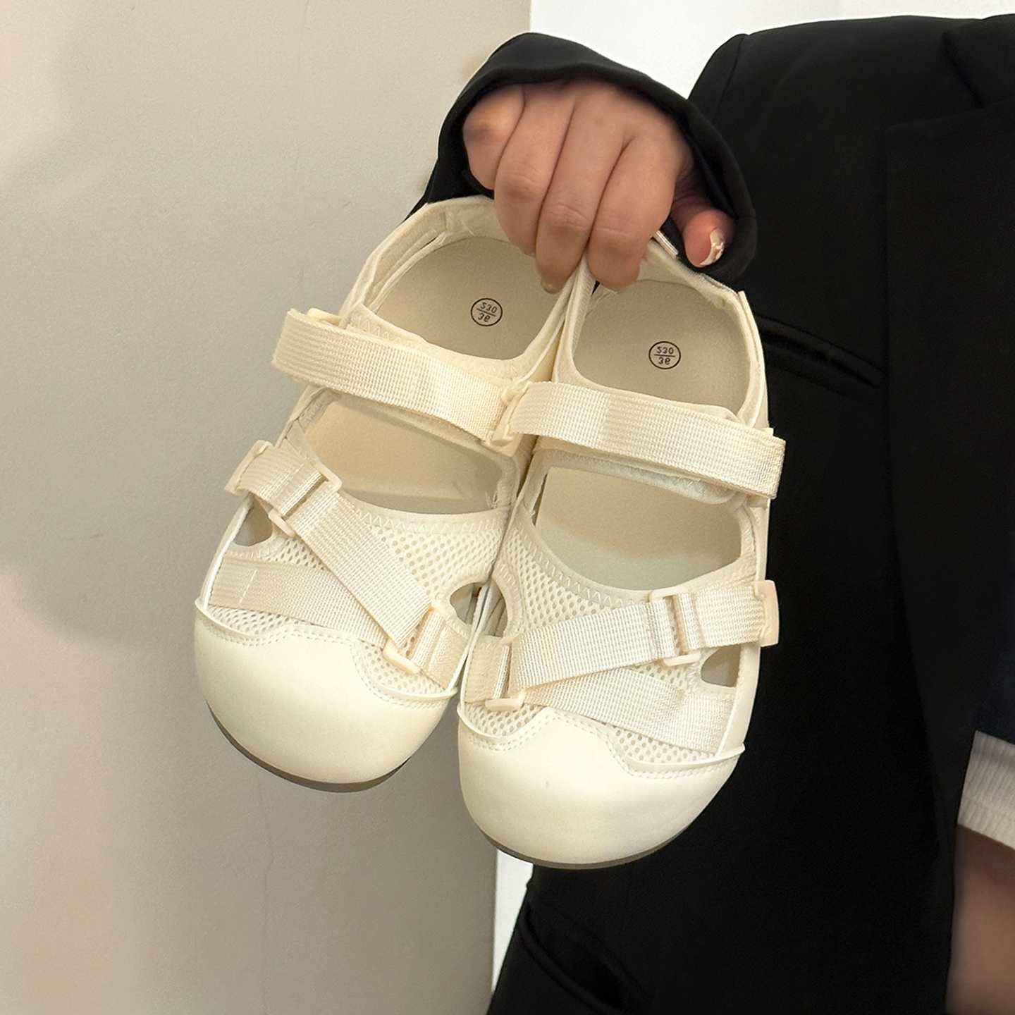 成宇阳夏季镂空运动凉鞋女学生丑萌2025休闲软底透气魔术贴小白鞋