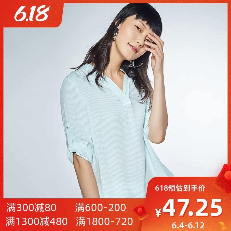 艾格夏季女装时尚百搭休闲设计感小众舒适直筒V领休闲衫Z153