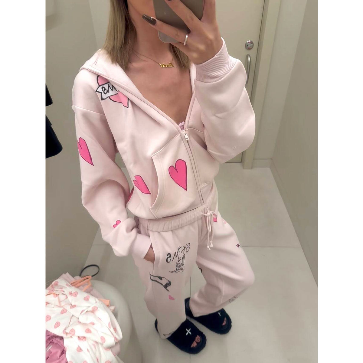 区别市面! blacklabel 26早春粉色爱心涂鸦卫衣外套阔腿卫裤 套装