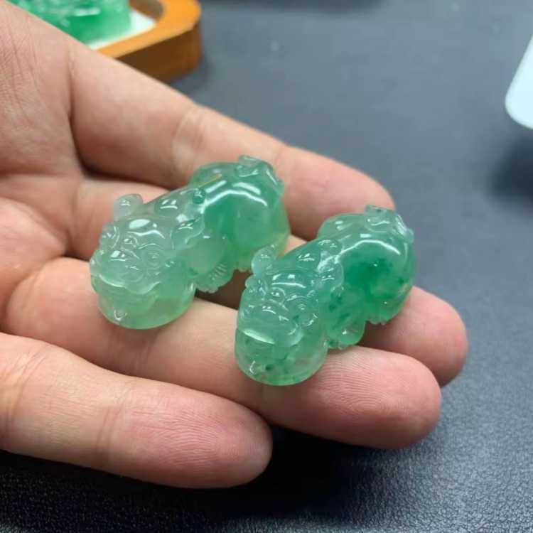 天然A货玉石玉器非洲翠霸王招财貔貅吊坠冰种飘绿花貔貅挂件包邮
