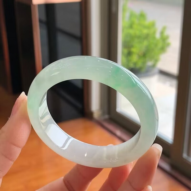 冰糯种飘浅绿花翡翠处理玉镯子