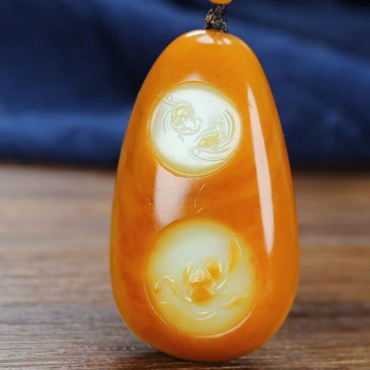 收藏级新疆和田玉年年有余吊坠羊脂级黄沁皮籽料莲花荷花鱼玉挂件