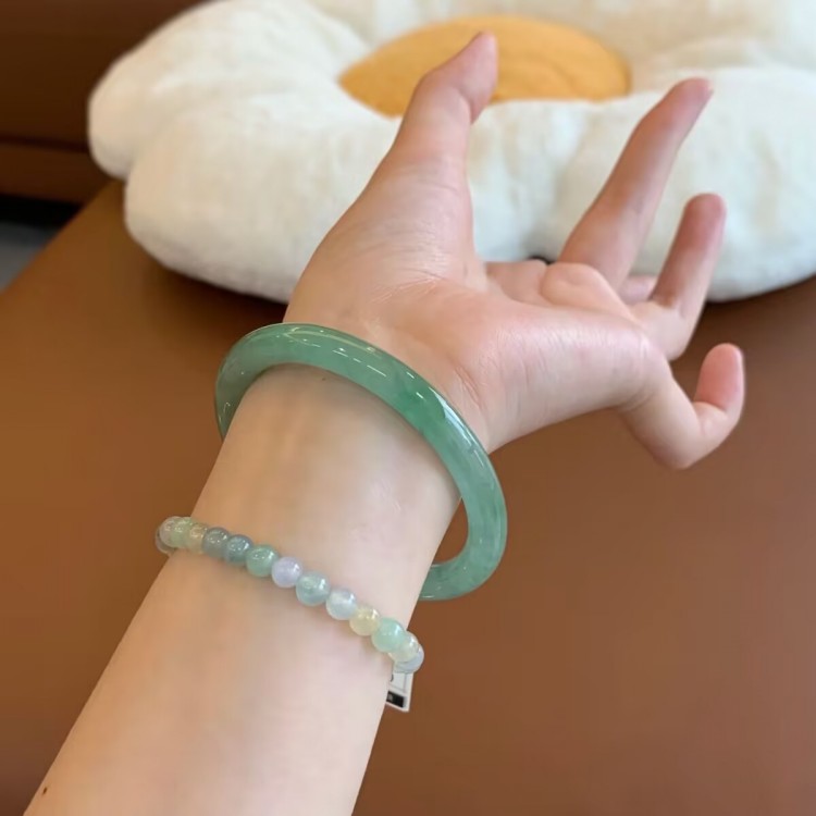 冰糯种浅绿色油青翡翠处理玉手镯