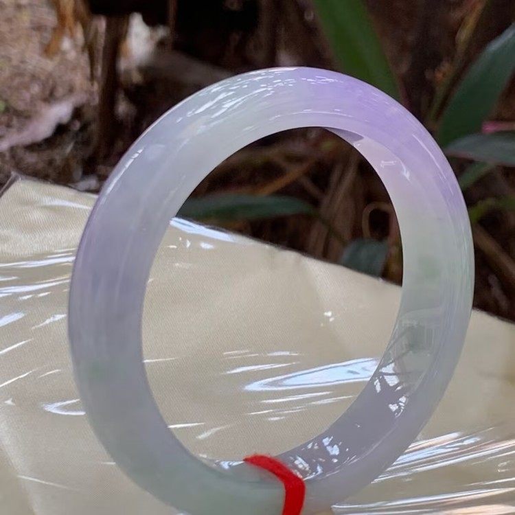 春彩紫飘绿翡翠处理玉镯子
