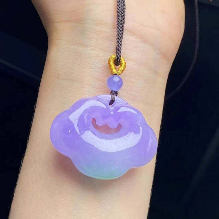 高品质缅甸处理翡翠长命锁吊坠