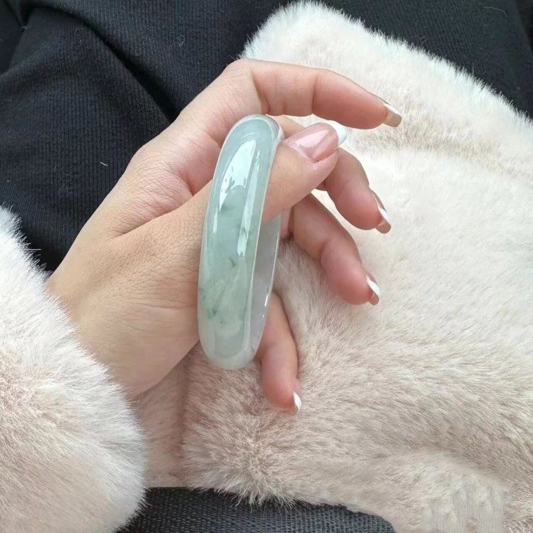 冰糯种淡绿色翡翠处理玉镯子