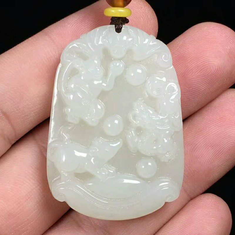 新疆和田玉生肖鼠牌吊坠