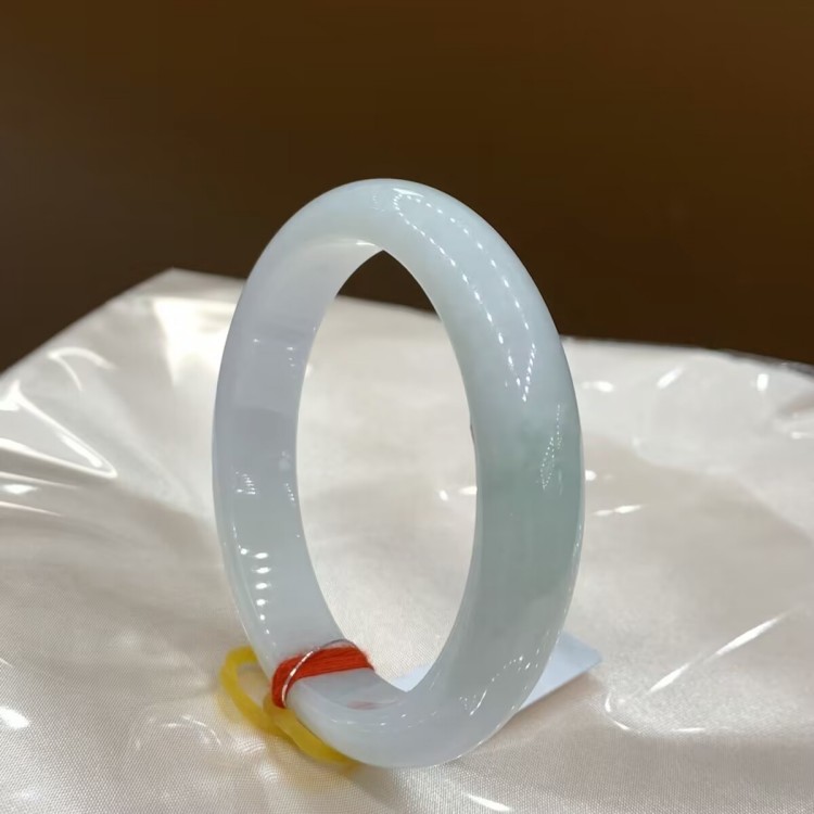 冰糯种白月光翡翠处理玉镯子