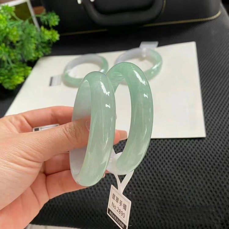 老坑晴底淡绿色翡翠处理玉镯子